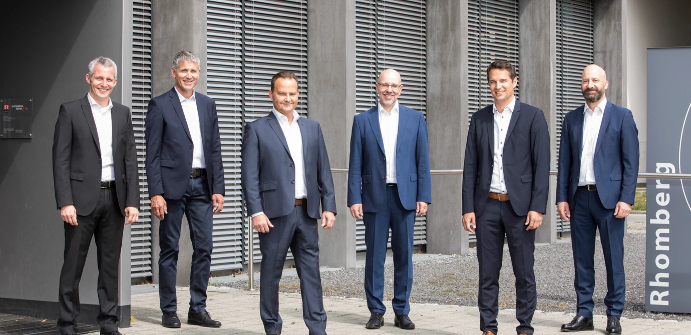 Gemeinsam mit dem vorgeschriebenen Abstand für Rhomberg Bau: Das neue Führungsteam Matthias Moosbrugger, Martin Summer, Gerhard Vonbank, Jürgen Jussel, Tobias Vonach und Rupert Grienberger (v. l. n. r.).
Quelle: Walser Image
